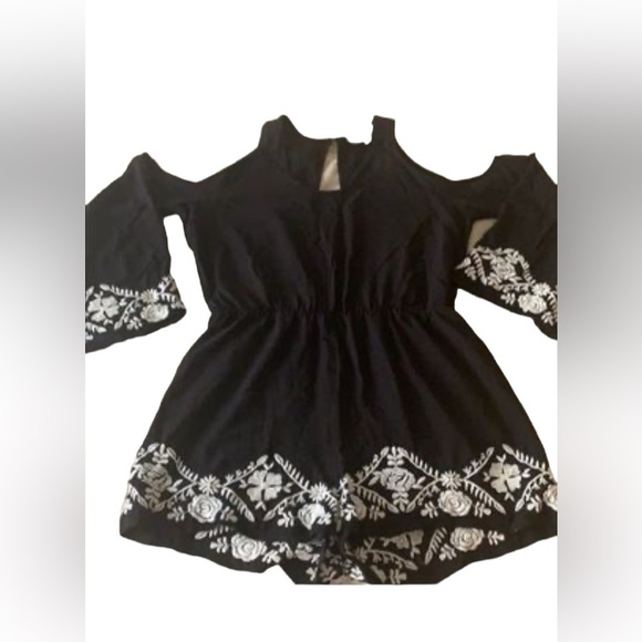 Love Tree black romper womens size large  white embroidered flowers - Picture 2 of 12